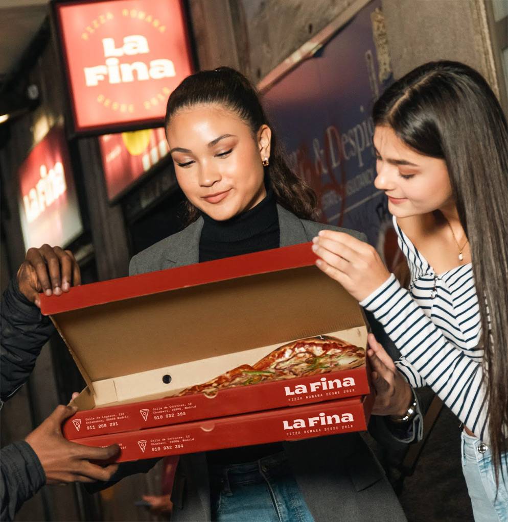 Dos chicas disfrutando de la mejor pizza de Madrid